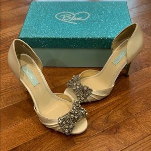 Betsy Johnson White Satin Open Toe Heel size 7.5